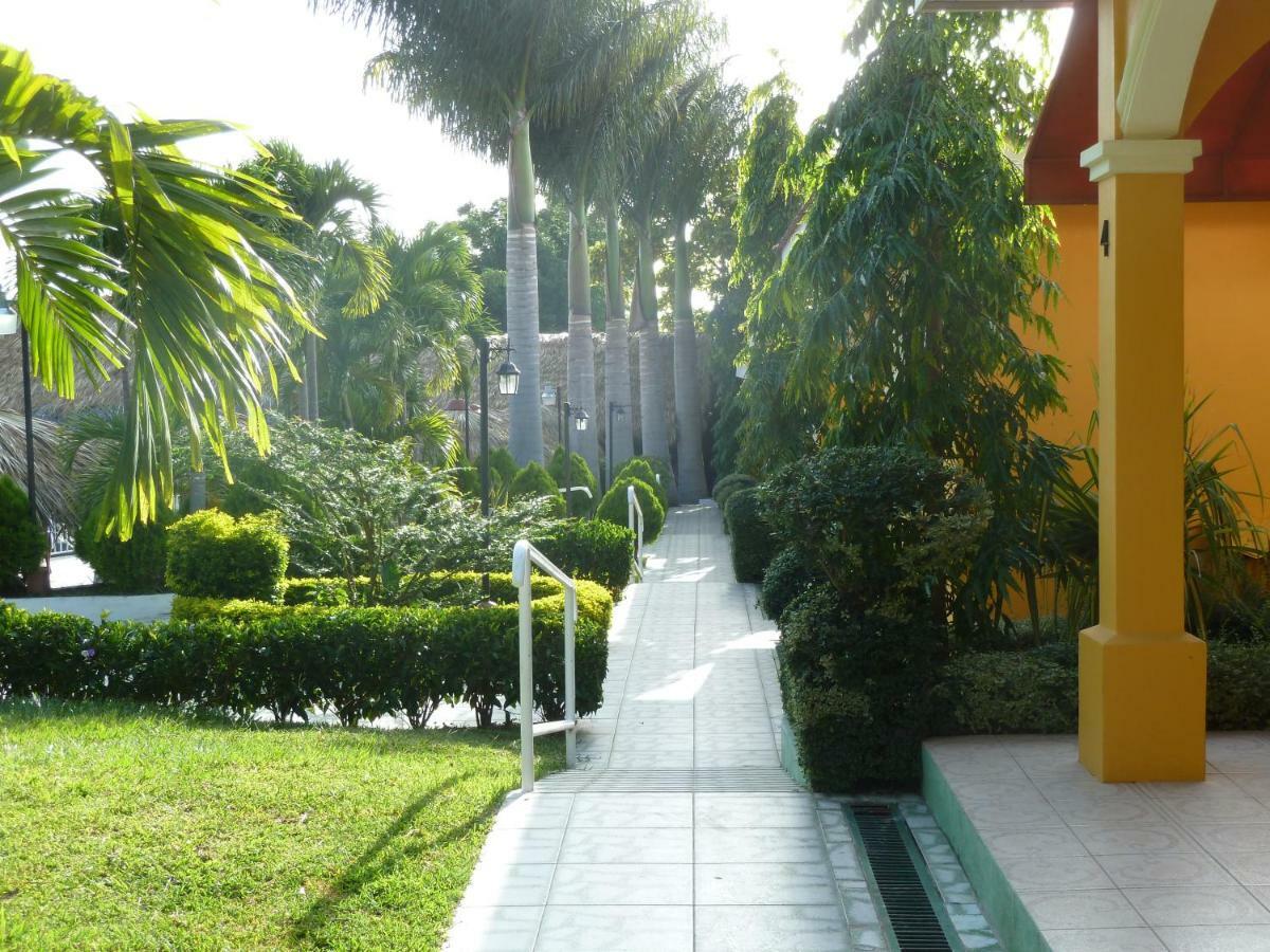 Apart Hotel Acuarious De Luis Estelí Екстериор снимка