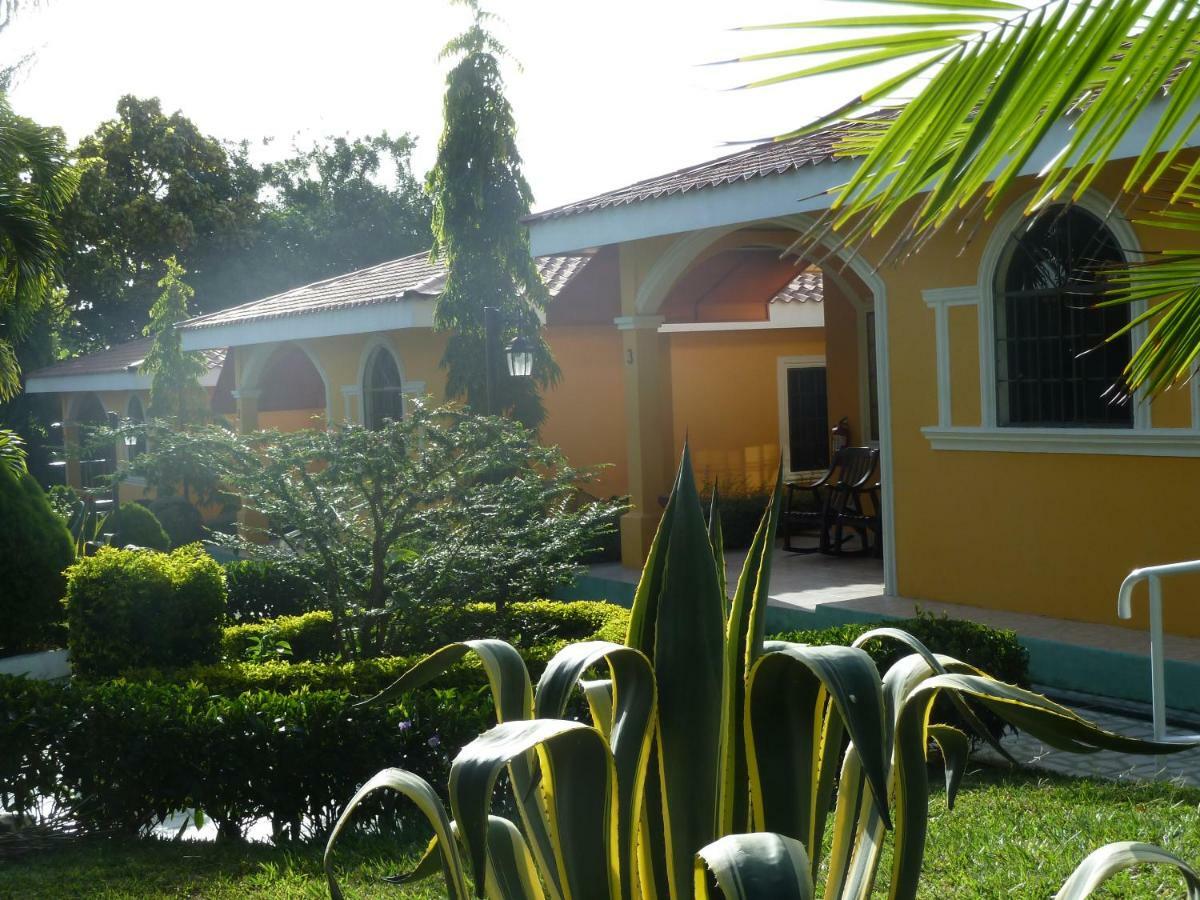 Apart Hotel Acuarious De Luis Estelí Екстериор снимка